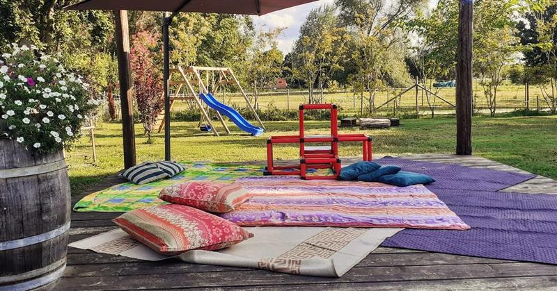 Coperte e cuscini colorati preparati in giardino per stare insieme
