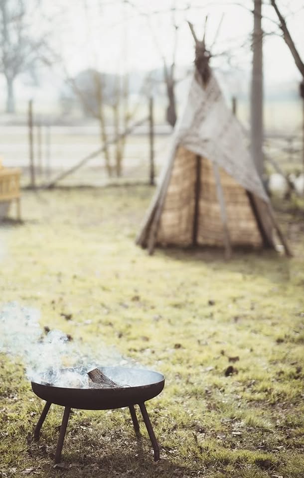 Copertina di Castagne e Vin Brulé: un braciere nel prato, davanti a una tenda tra gli alberi.